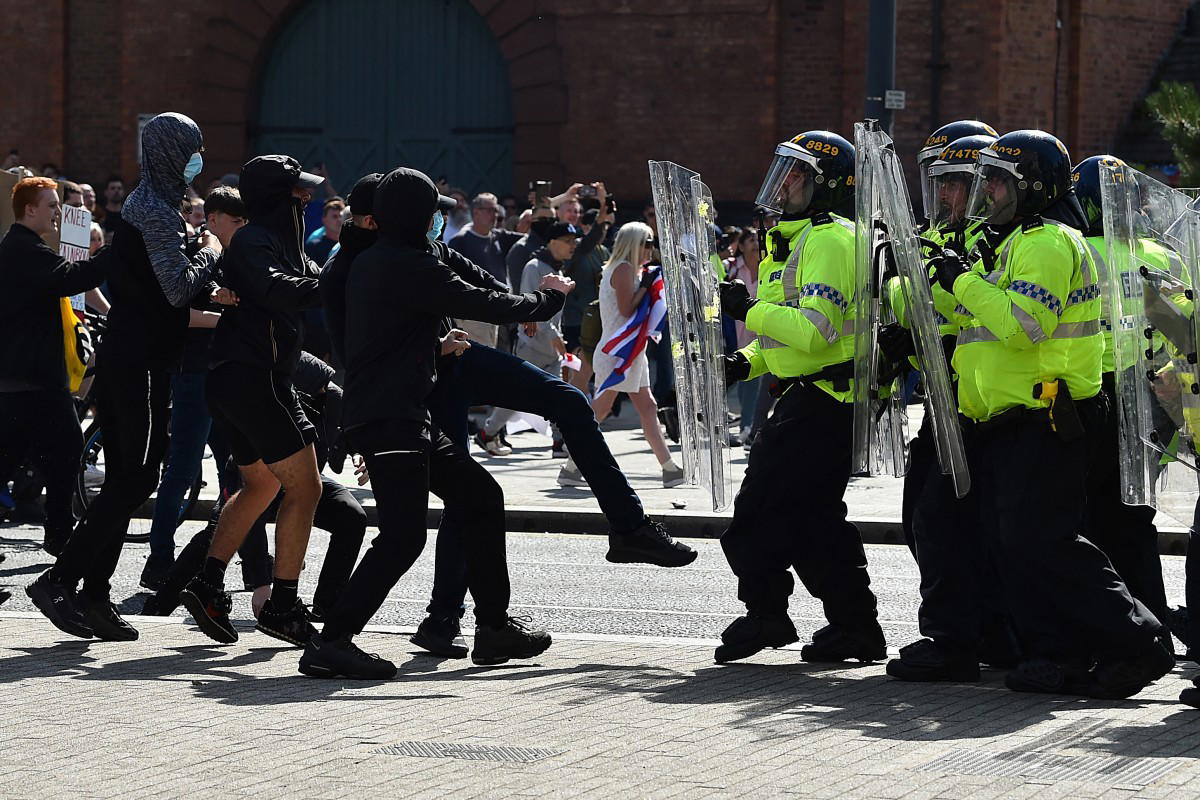 Far-right protesters clash with police as UK unrest spreads - Vanguard News