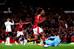 Manchester United beat Fulham 1-0 in opening game of Premier League season