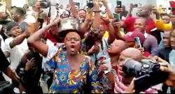 ‘Ebi o, Ebi o’ (hunger o); woman with empty pot joins protesters in Lagos [Video]