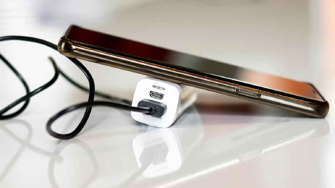 5 places you should never charge your phone