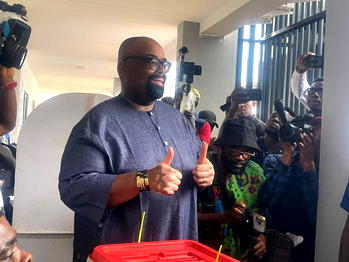 Photos: Akpata casts vote with smiles