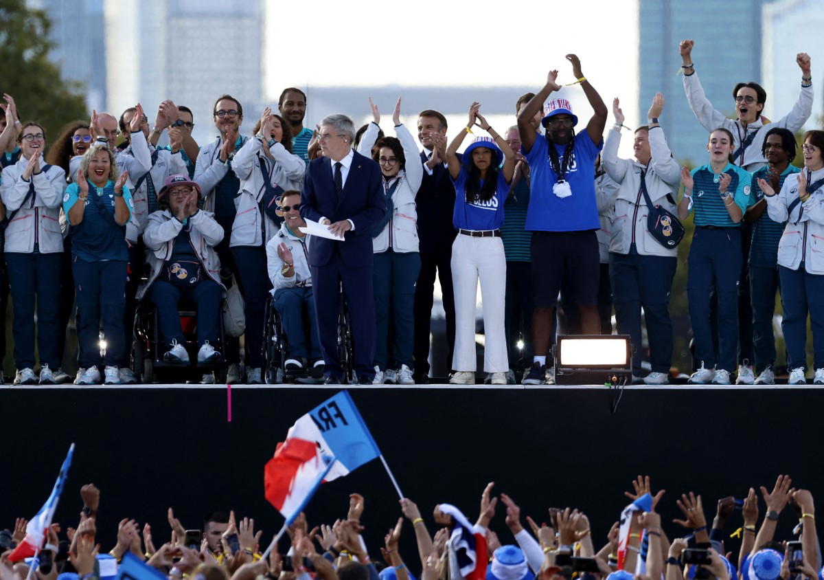 France bid final farewell to Olympics with Champs-Elysees parade