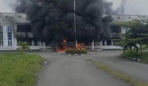 Political Thugs Set Ikwere Local Government Secretariat on Fire Amid Unrest 