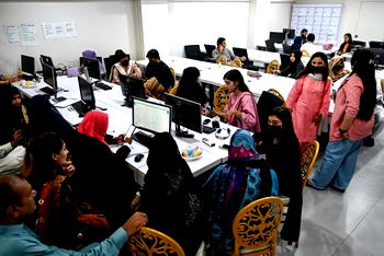 ‘Love match’ apps rival traditional matchmaking in Pakistan