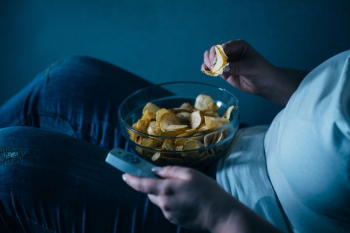 5 reasons you should stop watching movies while eating
