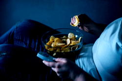 5 reasons you should stop watching movies while eating