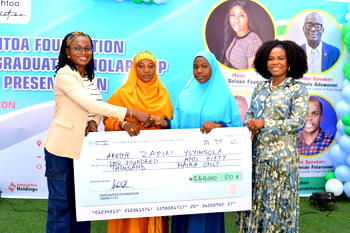 Foundation awards scholarships to 100 undergraduates