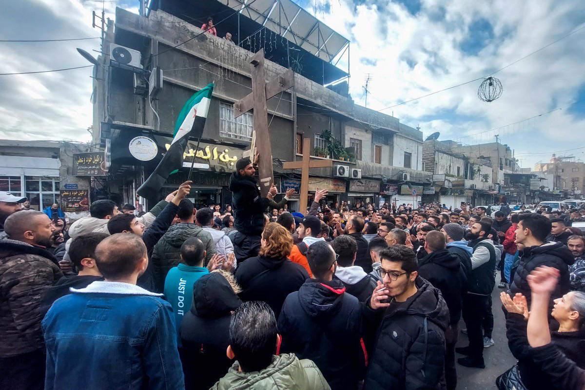 Protest in Syria after Christmas tree burned