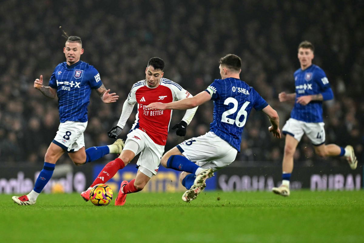 Arsenal edge past Ipswich to go second in Premier League