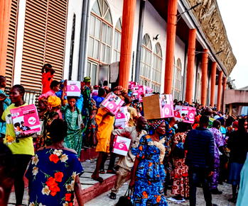 Yuletide: Ondo lawmaker, wife gift constituents at annual thanksgiving