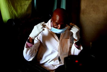 Zimbabweans turn to herbalists over ailing health system