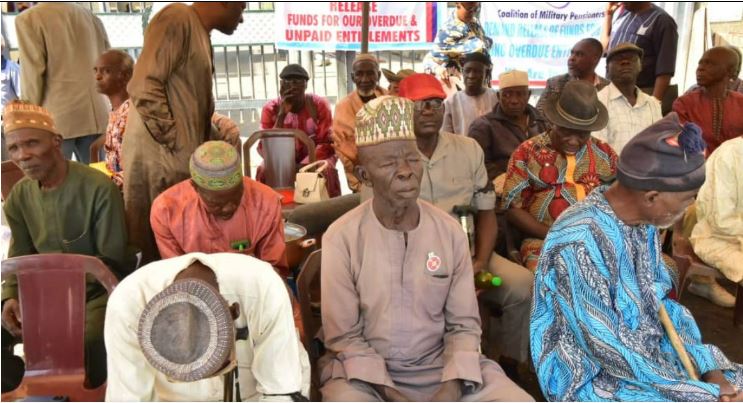 Military pensioners shut down Finance Ministry