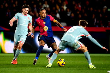 Atletico snatch late 2-1 win at Barcelona to top La Liga
