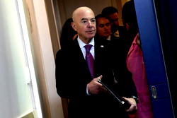 U.S. adjusts H-1B visa program to allow American companies hire foreign workers