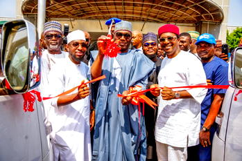 Gov AbdulRazaq hails FG’s energy transition as Kwara gets CNG buses, three-wheelers for mass transit
