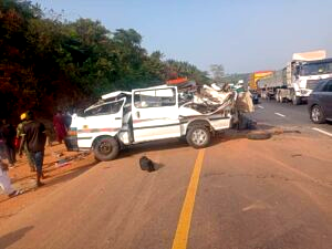 9 die as bus rams into truck on Lagos-Ibadan expressway