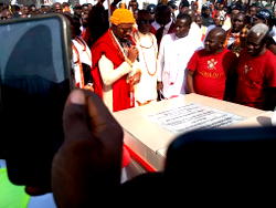 Olu of Warri commissions  housing project in Warri North