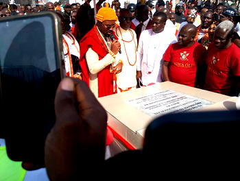Olu of Warri commissions  housing project in Warri North
