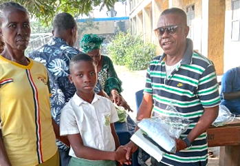 Ex-Nigeria int’l, Paul Okoku gifts school items to pupils 