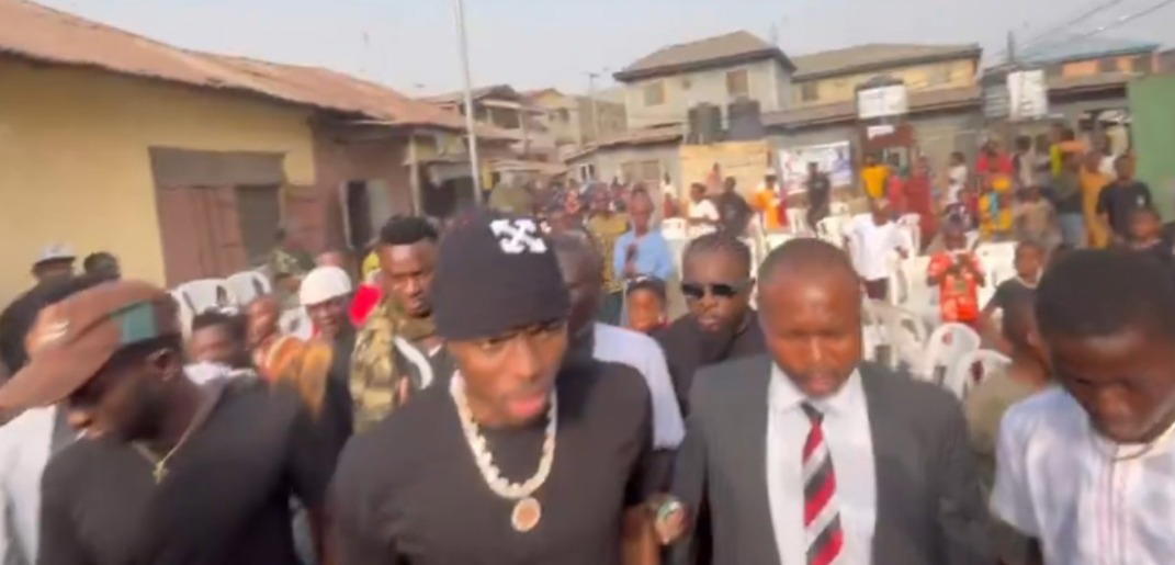 Video: Osimhen visits hood ‘Olusosun’ in Lagos to celebrate Christmas