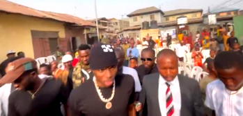 Video: Osimhen visits hood ‘Olusosun’ in Lagos to celebrate Christmas