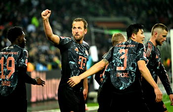 Penalty king Kane sends Bayern past Gladbach