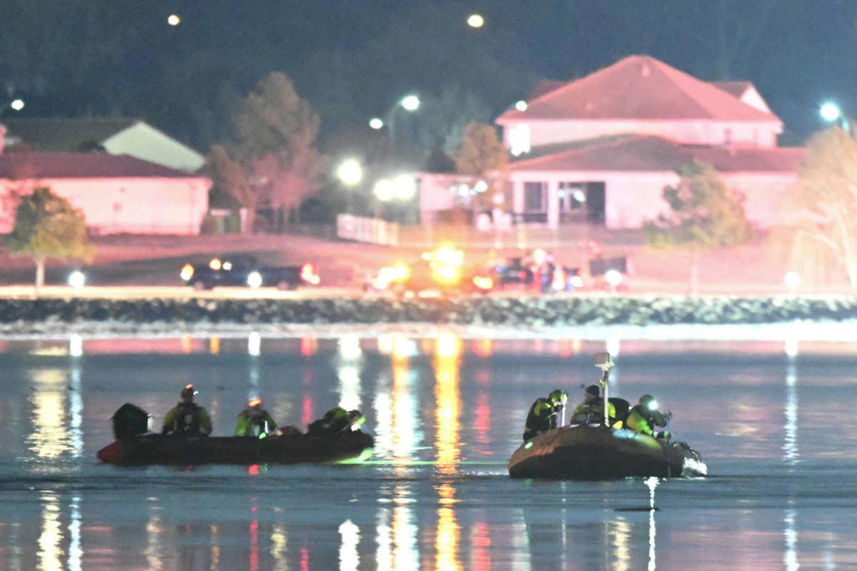 18 bodies pulled from Washington river after plane collides with helicopter