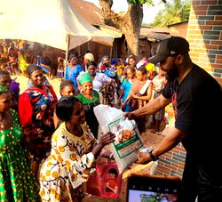 Yuletide: Bizman distributes over 200 bags of rice, wrappers, cash to widows in Enugu LGA