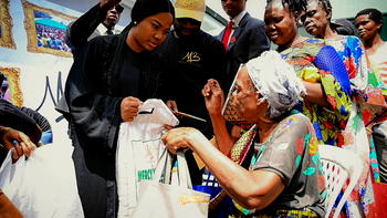 Yuletide: Mercy Chinwo and Pastor Blessed distribute food to single mothers, others