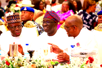Photos: Oshiomhole, PDP Nat’l Vice Chair present as Wike hosts Rivers leaders at New Year luncheon