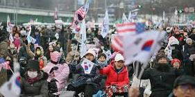 South Koreans protest in snow as Yoon arrest deadline nears