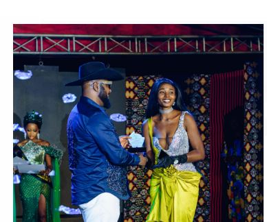elJONES, Elizabeth Jones receive awards at Nigerian Carnival Queen Event