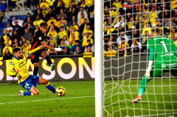 Barcelona claim narrow win over Las Palmas to reclaim Liga lead