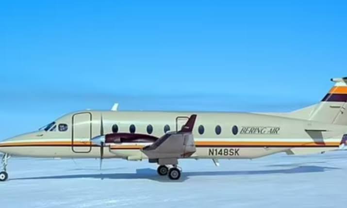Flight carrying 10 missing in US