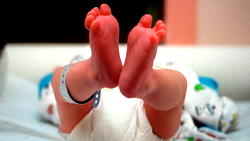 18-yr-old mother throws newborn baby to death from hotel window
