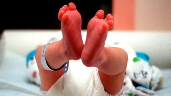 18-yr-old mother throws newborn baby to death from hotel window