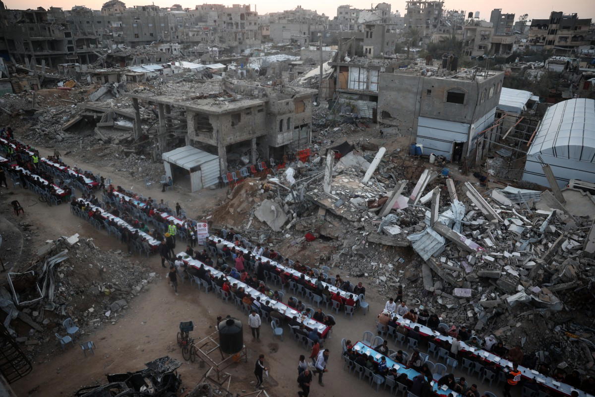 100 dead as Israel launches fresh Gaza offensive