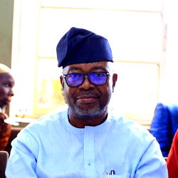 Dr. Tunde Akanni