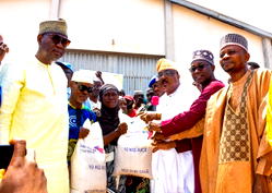 Kwara Gov flags off distribution of Dangote Foundation’s rice, commends gesture
