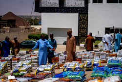Ramadan: APC Chieftain Salihu gives bags of food Items to Adamawa residents