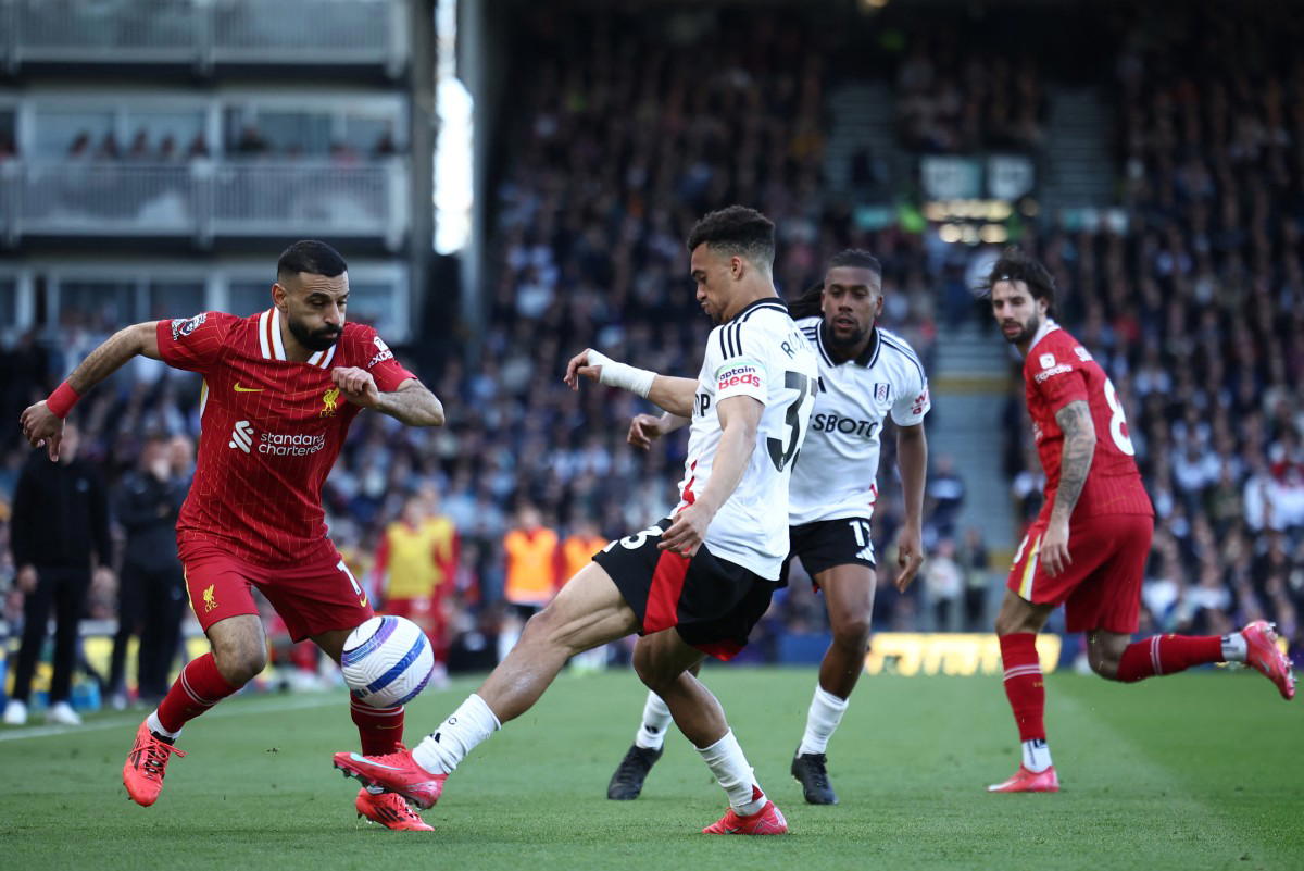 Fulham end Liverpool unbeaten league run to delay title party