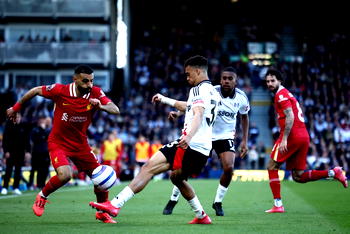 Fulham end Liverpool unbeaten league run to delay title party