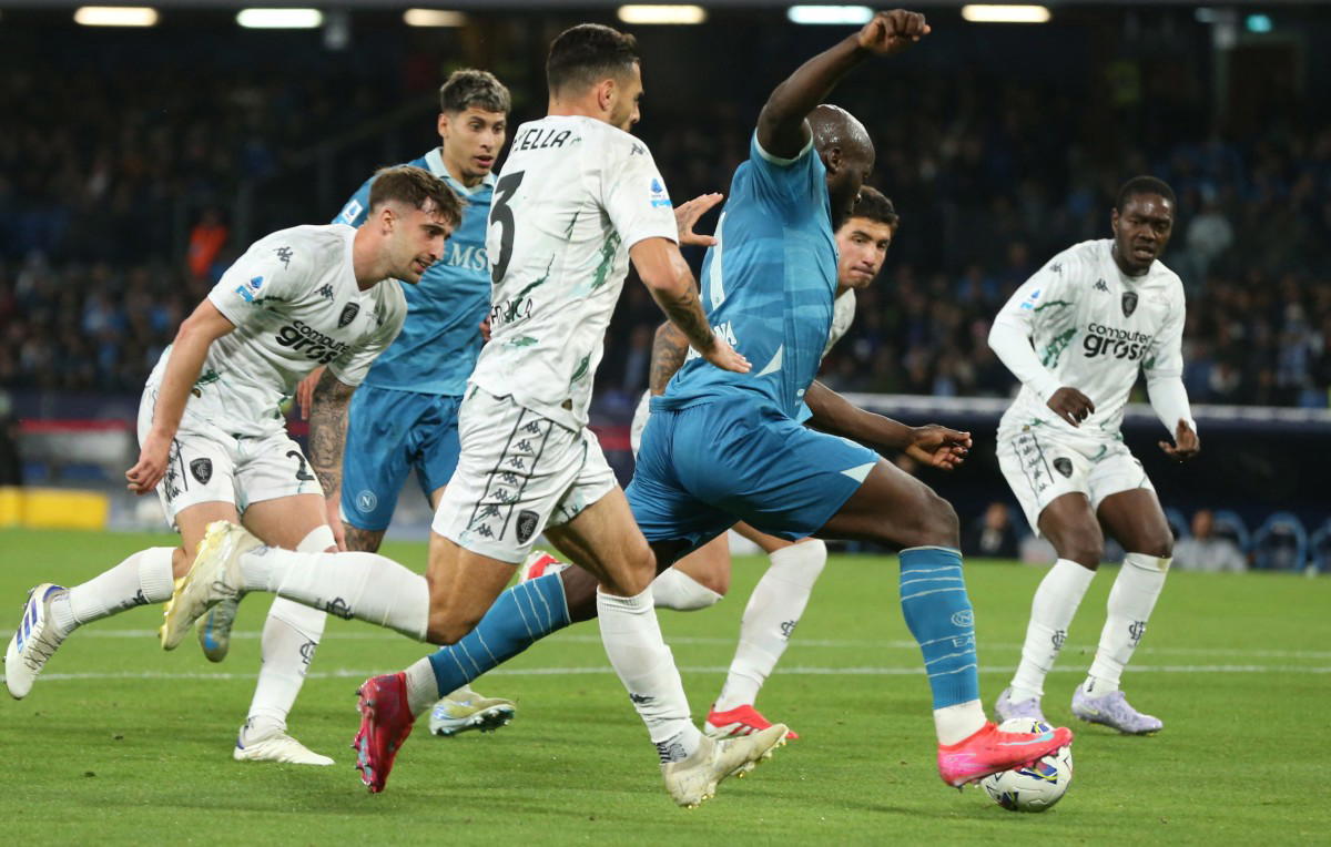Lukaku stars as Napoli keep pressure on Serie A leaders Inter