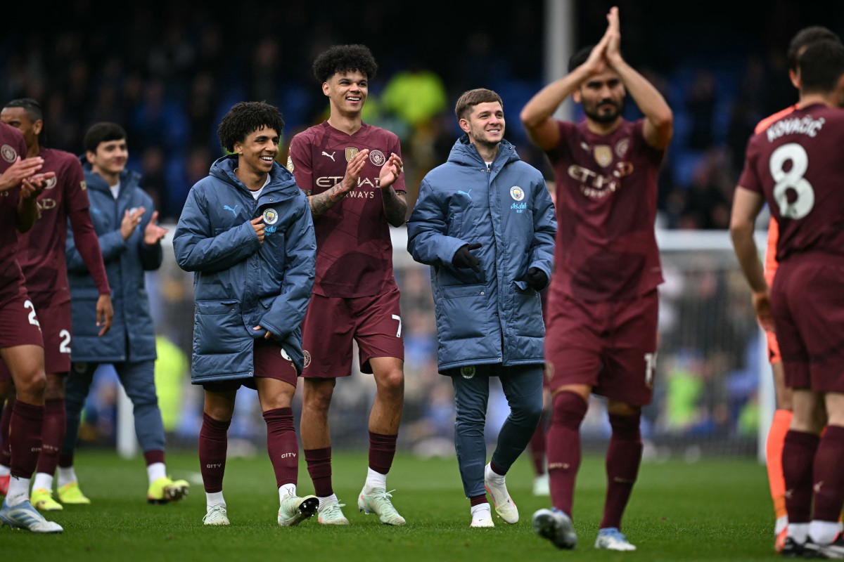 Man City close in on Champions League with Everton late show