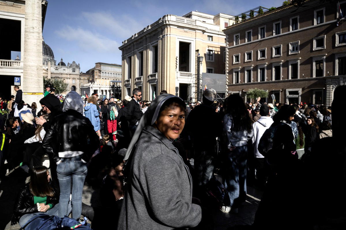 Crowds flock to Vatican for Pope Francis’s funeral