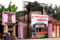 Community protests against outrageous school fees at Govt College Umuahia