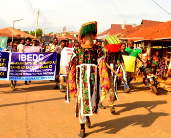 Photos: Masquerades lead Kwara youths’ protest against ‘crazy electricity bills’