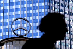 Mercedes-Benz drops earnings outlook on tariff uncertainty