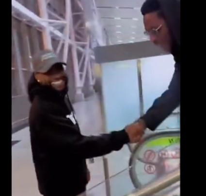 Video: Moment Davido meets Moses Bliss at airport, calls his songs ‘healing’