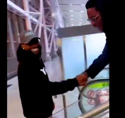 Video: Moment Davido meets Moses Bliss at airport, calls his songs ‘healing’